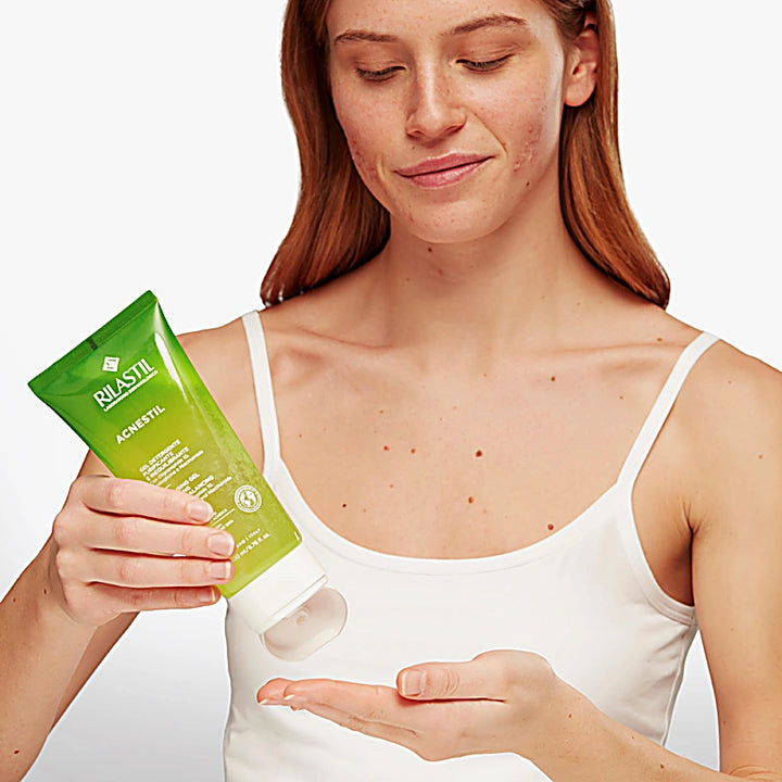 rilastil-acnestil-cleansing-gel-200ml-lady-using the gel