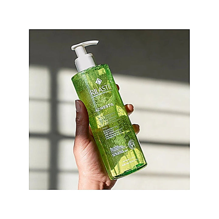 rilastil-acnestil-cleansing-gel-400ml-hand holding the gel