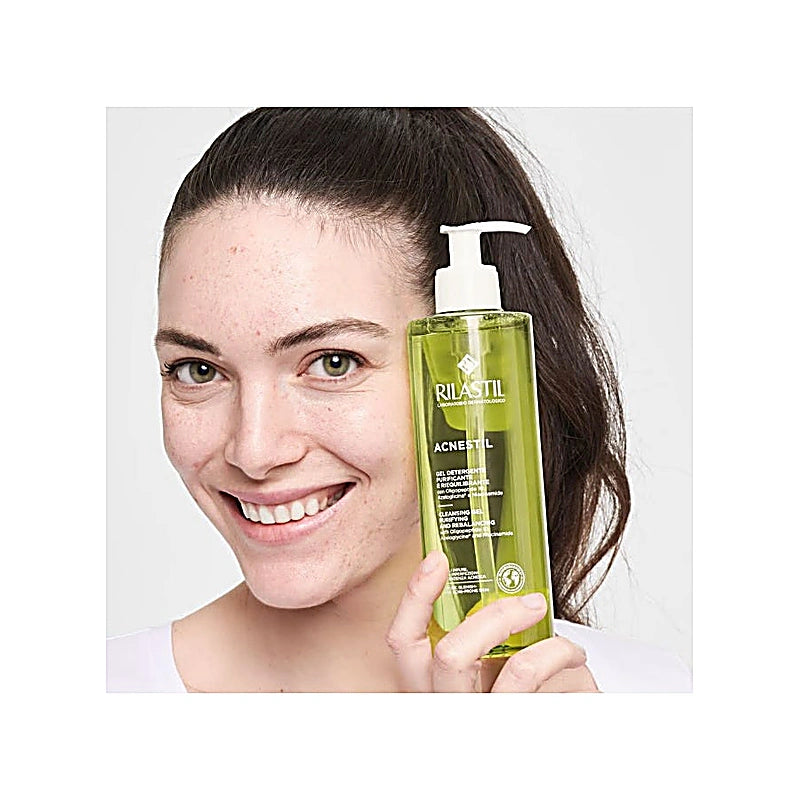 rilastil-acnestil-cleansing-gel-400ml-women holding the bottle